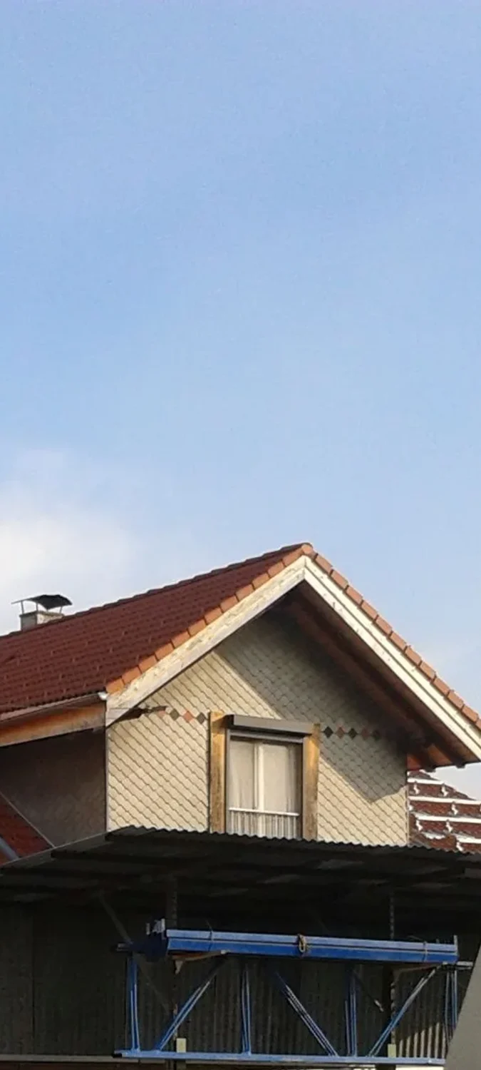 Solaranlage auf Schweizer Dach mit Alpenblick